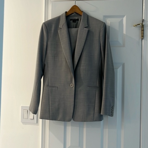 Theory suit. Preowned, grey. Jacket 8 pant 6 - Picture 4 of 10